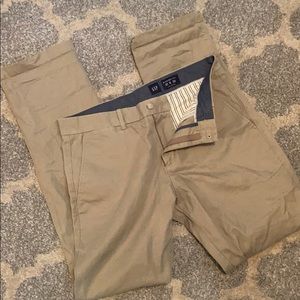 Gap Khakis Straight Fit 31/32